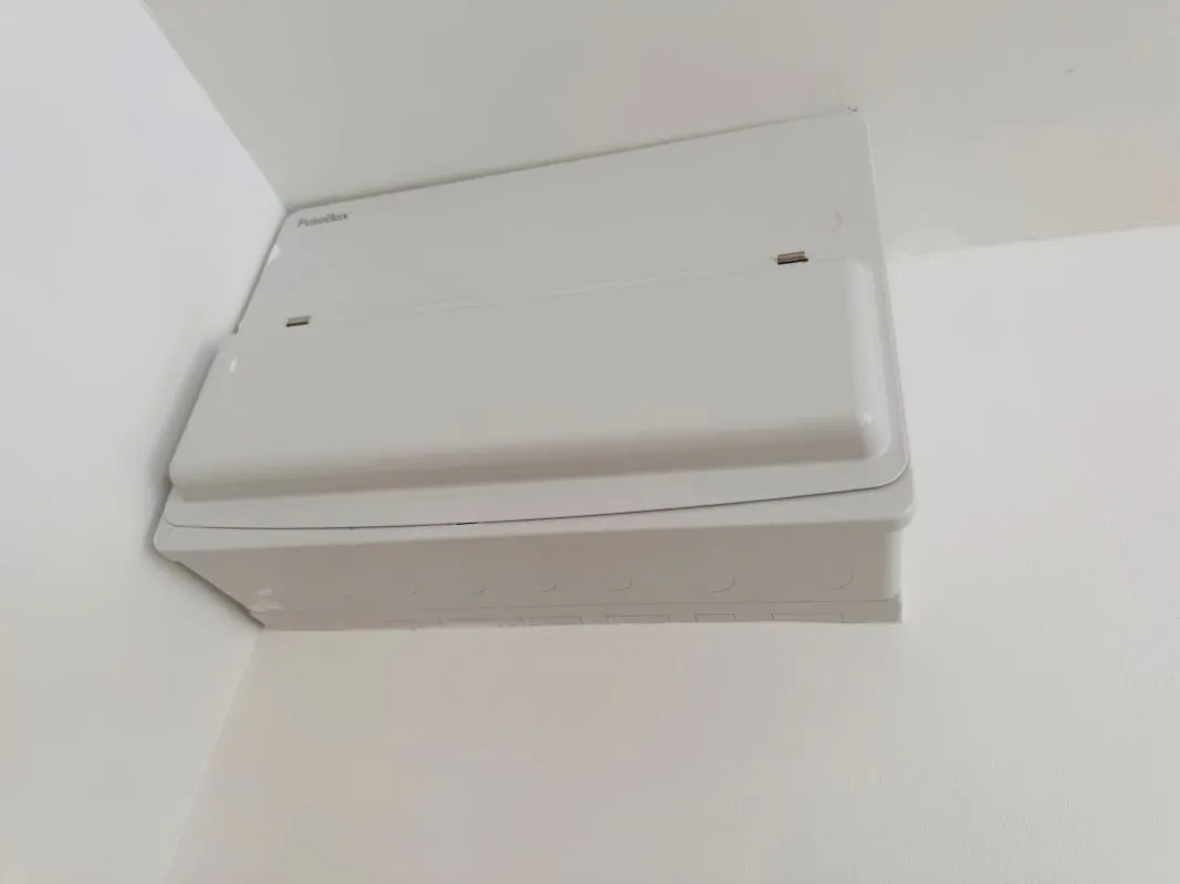 Investment opportunity to purchase a recently renovated split leveled duplex two bedroom flat located on Broadway and within short distance to the city centre.