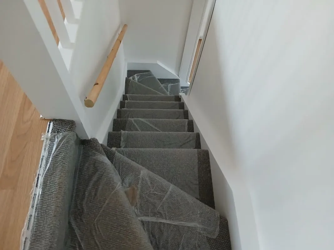 Investment opportunity to purchase a recently renovated split leveled duplex two bedroom flat located on Broadway and within short distance to the city centre.