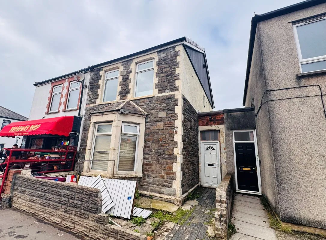 Investment opportunity to purchase a recently renovated split leveled duplex two bedroom flat located on Broadway and within short distance to the city centre.