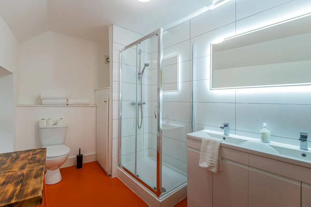 Unique two bedroom maisonette in centre of Cardiff which has been used until recently as a short-term/holiday let. Please note the following lot is to the rear of this apartment.