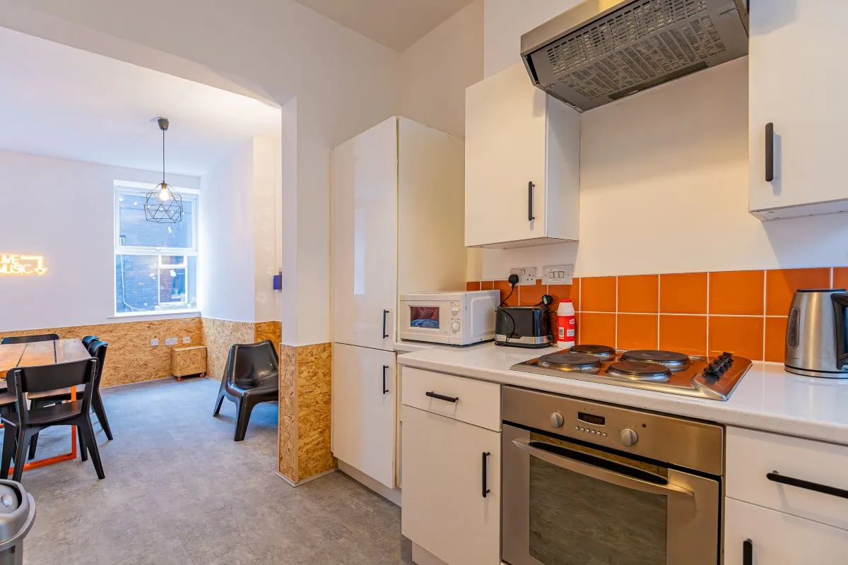 Unique two bedroom maisonette in centre of Cardiff which has been used until recently as a short-term/holiday let. Please note the following lot is to the rear of this apartment.