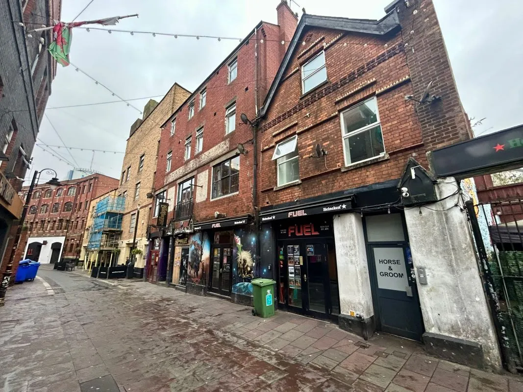 Unique two bedroom maisonette in centre of Cardiff which has been used until recently as a short-term/holiday let. Please note the following lot is to the rear of this apartment.