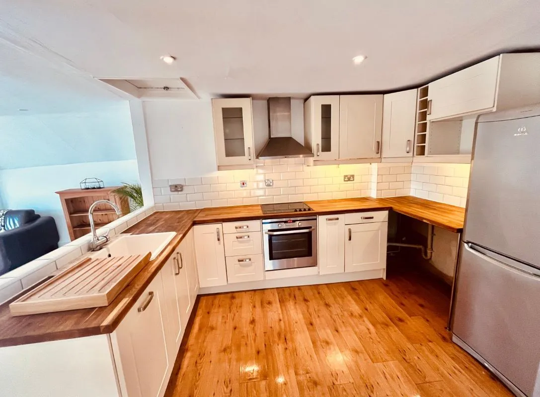 Two bedroom flat occupying the second floor of a mixed-use period building occupying a high street presence in Chepstow producing an attractive approx. 10.3%. gross net yield.