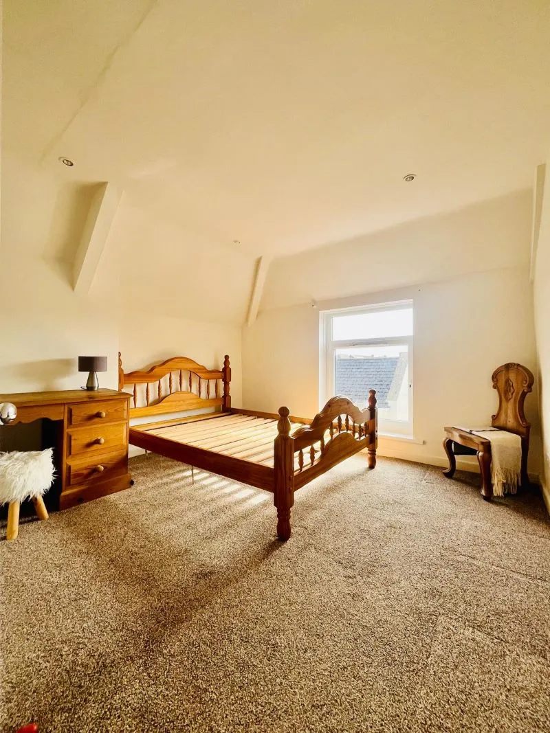 Two bedroom flat occupying the second floor of a mixed-use period building occupying a high street presence in Chepstow producing an attractive approx. 10.3%. gross net yield.