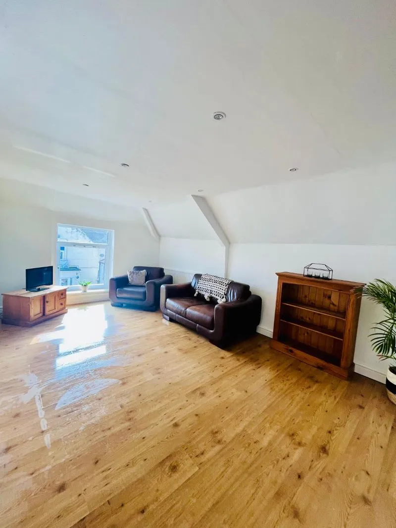 Two bedroom flat occupying the second floor of a mixed-use period building occupying a high street presence in Chepstow producing an attractive approx. 10.3%. gross net yield.