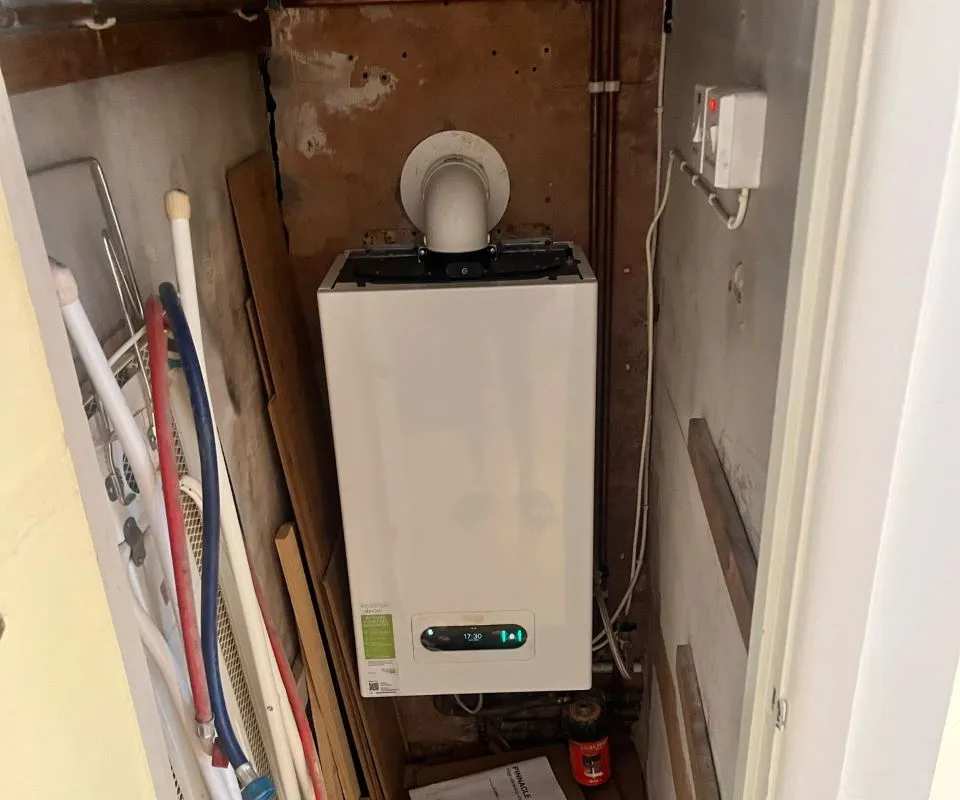 Two bedroom flat occupying the second floor of a mixed-use period building occupying a high street presence in Chepstow producing an attractive approx. 10.3%. gross net yield.