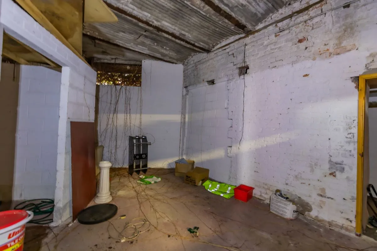 Large warehouse/workshop extending to approximately 5400 sq ft (502 sqm) which could be suitable for a wide variety of uses or complete redevelopment, subject to any necessary consents.