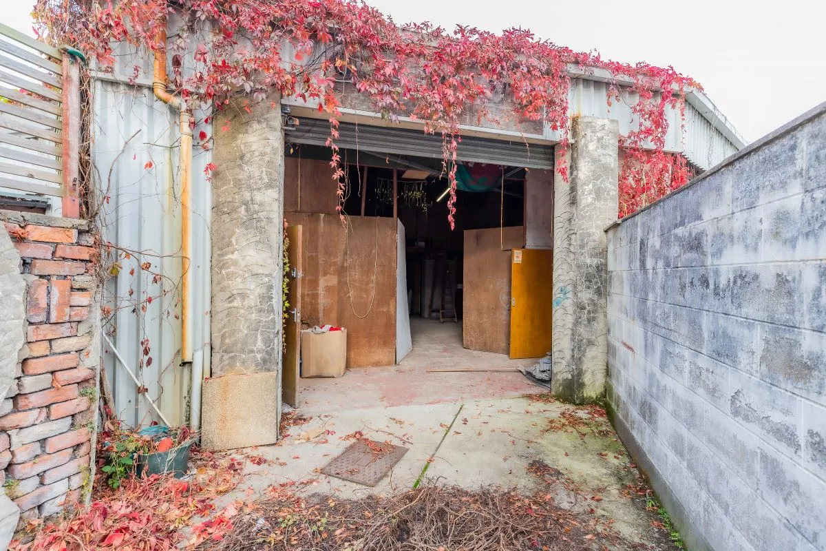 Large warehouse/workshop extending to approximately 5400 sq ft (502 sqm) which could be suitable for a wide variety of uses or complete redevelopment, subject to any necessary consents.