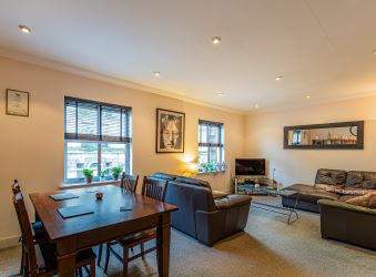 2 Double Bedroom fourth floor spacious apartment in Cardiff Bay within walking distance to restaurants, shops and bars and a close distance to the City Centre.