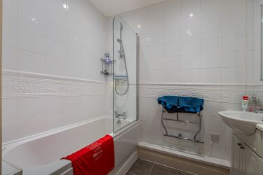 2 Double Bedroom fourth floor spacious apartment in Cardiff Bay within walking distance to restaurants, shops and bars and a close distance to the City Centre.