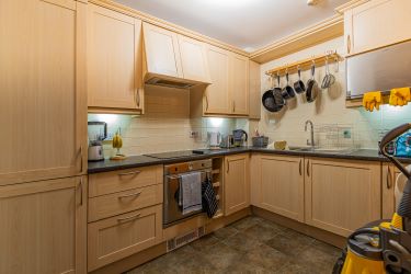 2 Double Bedroom fourth floor spacious apartment in Cardiff Bay within walking distance to restaurants, shops and bars and a close distance to the City Centre.