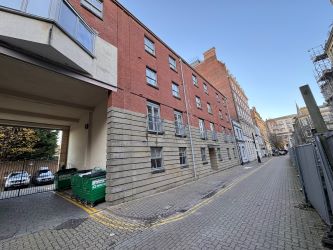 2 Double Bedroom fourth floor spacious apartment in Cardiff Bay within walking distance to restaurants, shops and bars and a close distance to the City Centre.