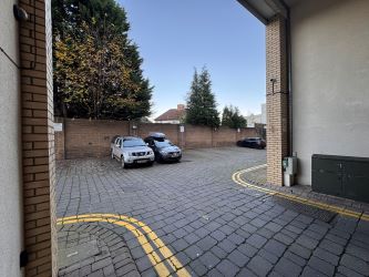 2 Double Bedroom fourth floor spacious apartment in Cardiff Bay within walking distance to restaurants, shops and bars and a close distance to the City Centre.