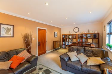 2 Double Bedroom fourth floor spacious apartment in Cardiff Bay within walking distance to restaurants, shops and bars and a close distance to the City Centre.
