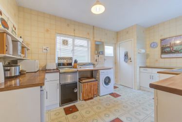 Unique and private four bedroom detached property in extensive grounds in this popular area with far reaching views. In very good condition but in need of complete modernisation throughout.