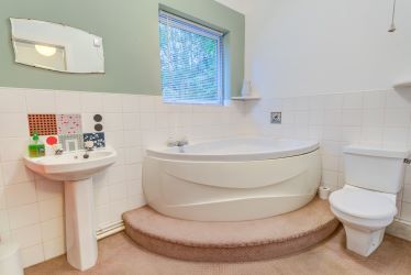 Unique and private four bedroom detached property in extensive grounds in this popular area with far reaching views. In very good condition but in need of complete modernisation throughout.