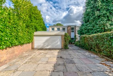 Unique and private four bedroom detached property in extensive grounds in this popular area with far reaching views. In very good condition but in need of complete modernisation throughout.