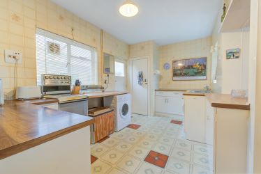 Unique and private four bedroom detached property in extensive grounds in this popular area with far reaching views. In very good condition but in need of complete modernisation throughout.