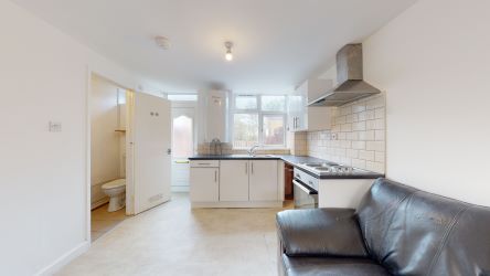 Ground floor one bedroom apartment in very good condition with private parking and garden. Ready to move in for a investor or owner occupier.