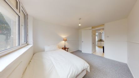 Ground floor one bedroom apartment in very good condition with private parking and garden. Ready to move in for a investor or owner occupier.
