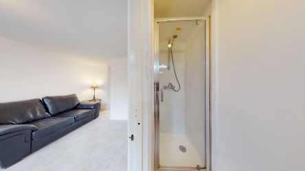 Ground floor one bedroom apartment in very good condition with private parking and garden. Ready to move in for a investor or owner occupier.