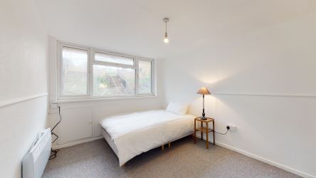 Ground floor one bedroom apartment in very good condition with private parking and garden. Ready to move in for a investor or owner occupier.