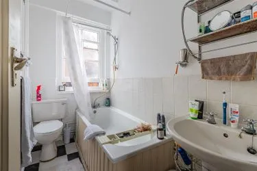 One bedroom investment apartment in this iconic mansion block in the centre of Cardiff. Initial gross yield of 12.7%.