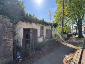 Detached workshop and approx. 50feet of land in a popular location in Tredegar with development potential for variety of uses subject to necessary planning consents.