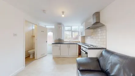 Ground floor one bedroom apartment in very good condition with private parking and garden. Ready to move in for a investor or owner occupier.