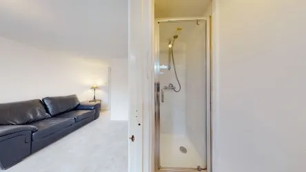 Ground floor one bedroom apartment in very good condition with private parking and garden. Ready to move in for a investor or owner occupier.