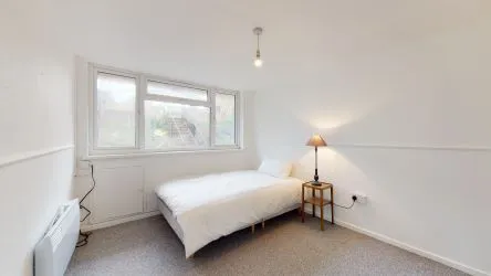 Ground floor one bedroom apartment in very good condition with private parking and garden. Ready to move in for a investor or owner occupier.