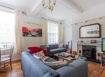 One bedroom investment apartment in this iconic mansion block in the centre of Cardiff. Initial gross yield of 12.7%.
