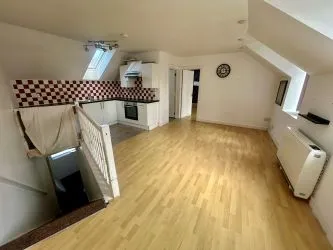 One bedroom top floor apartment in this very popular Cardiff location, close to the city centre.