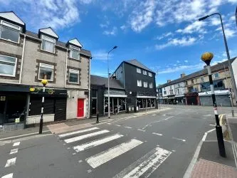 One bedroom top floor apartment in this very popular Cardiff location, close to the city centre.