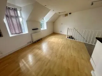 One bedroom top floor apartment in this very popular Cardiff location, close to the city centre.