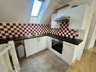 One bedroom top floor apartment in this very popular Cardiff location, close to the city centre.