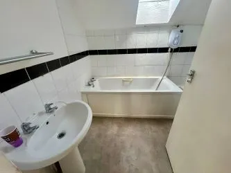 One bedroom top floor apartment in this very popular Cardiff location, close to the city centre.