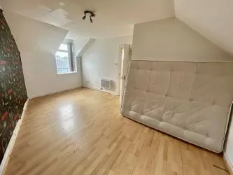 One bedroom top floor apartment in this very popular Cardiff location, close to the city centre.