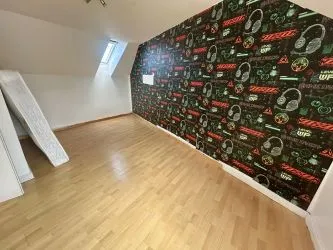 One bedroom top floor apartment in this very popular Cardiff location, close to the city centre.