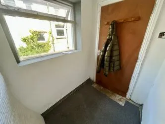 One bedroom top floor apartment in this very popular Cardiff location, close to the city centre.
