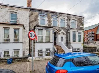 Investment opportunity to acquire this one-bedroom basement apartment with a garden and its own entrance within walking distance of Cardiff City Centre with total rent income of approx. £11,100 pa representing an initial gross yield of circa 10%.