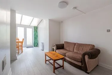Investment opportunity to acquire this one-bedroom basement apartment with a garden and its own entrance within walking distance of Cardiff City Centre with total rent income of approx. £11,100 pa representing an initial gross yield of circa 10%.