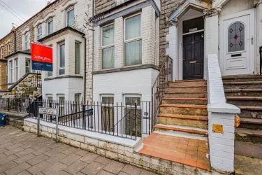 Investment opportunity to acquire this one-bedroom basement apartment with a garden and its own entrance within walking distance of Cardiff City Centre with total rent income of approx. £11,100 pa representing an initial gross yield of circa 10%.