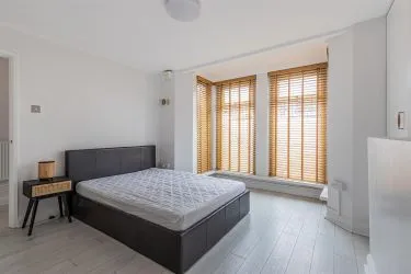 Investment opportunity to acquire this one-bedroom basement apartment with a garden and its own entrance within walking distance of Cardiff City Centre with total rent income of approx. £11,100 pa representing an initial gross yield of circa 10%.