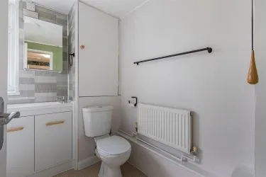 Investment opportunity to acquire this one-bedroom basement apartment with a garden and its own entrance within walking distance of Cardiff City Centre with total rent income of approx. £11,100 pa representing an initial gross yield of circa 10%.