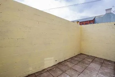 Investment opportunity to acquire this one-bedroom basement apartment with a garden and its own entrance within walking distance of Cardiff City Centre with total rent income of approx. £11,100 pa representing an initial gross yield of circa 10%.
