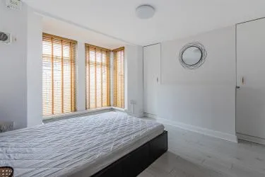 Investment opportunity to acquire this one-bedroom basement apartment with a garden and its own entrance within walking distance of Cardiff City Centre with total rent income of approx. £11,100 pa representing an initial gross yield of circa 10%.