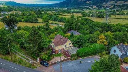 A substantial, four bedroom home in a generous plot with a driveway and double garage. Located on the edge of this popular village close to Abergavenny. In need of repair and improvement throughout.