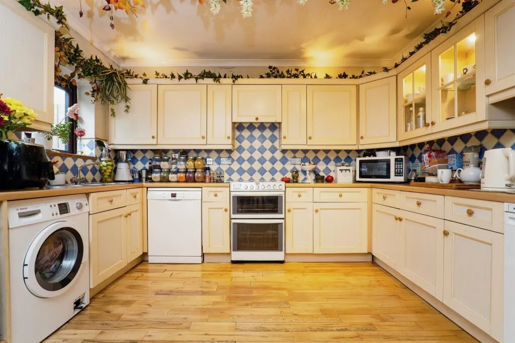 4 bed Semi-Detached