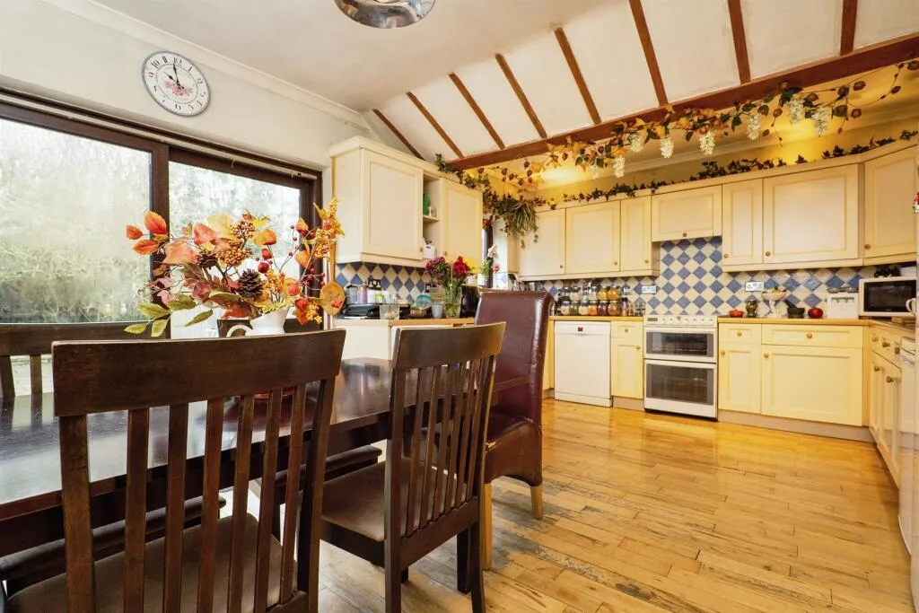 4 bed Semi-Detached